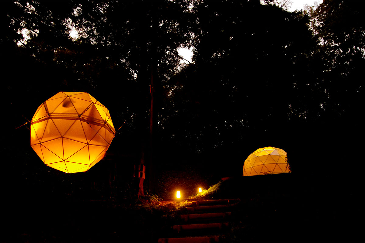 球体テント：ライトアップで幻想的な空間に